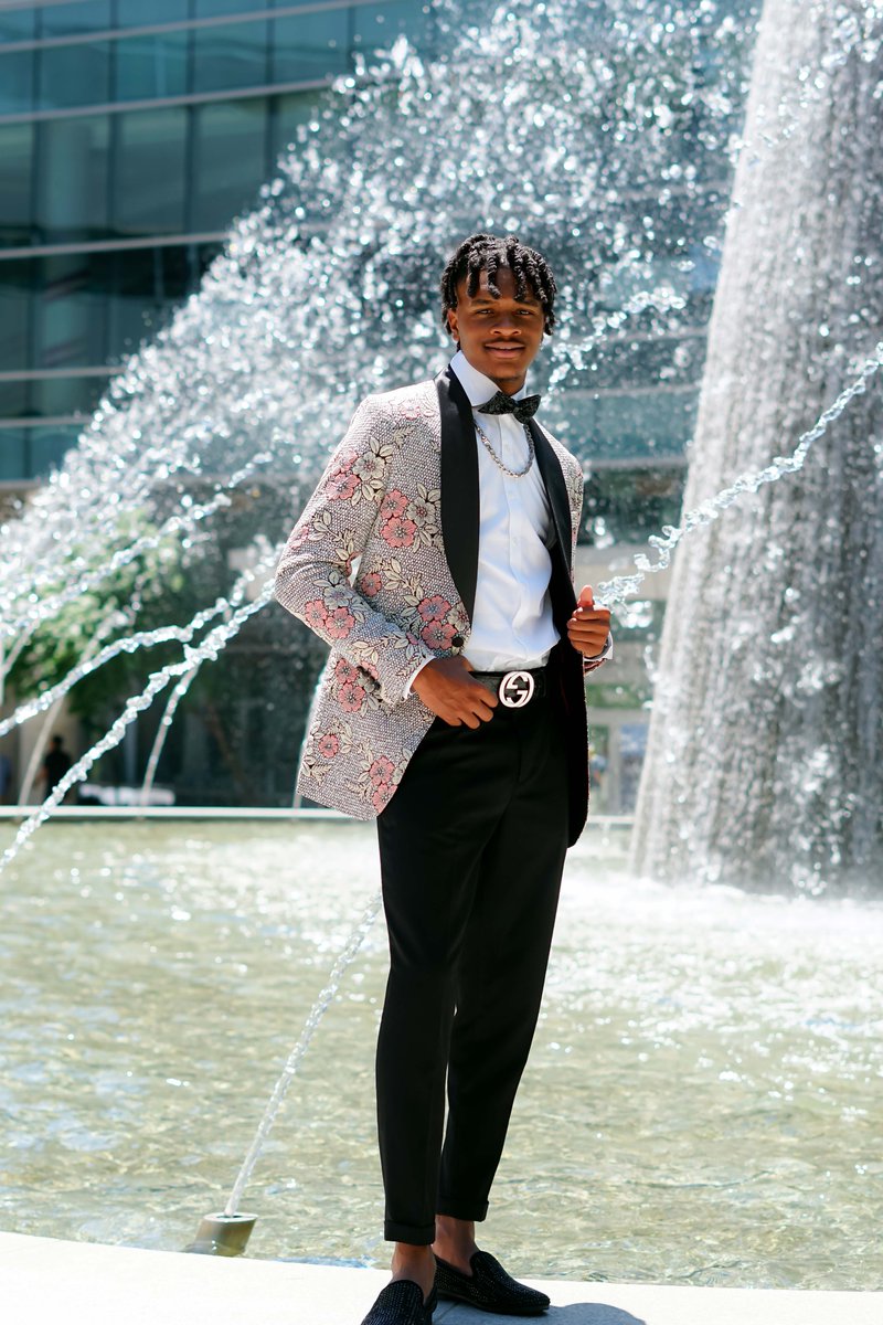 SmithCharities's tweet photo. Happy Monday! It's time for another TEAM 22 Senior Spotlight. Today we celebrate Emerson, a graduate of Red Oak High School who will attend @PVAMU next year &amp; pursue a degree in Business. Congratulations Emerson! 🎉👏🎓 https://t.co/dIW8p3bwXx