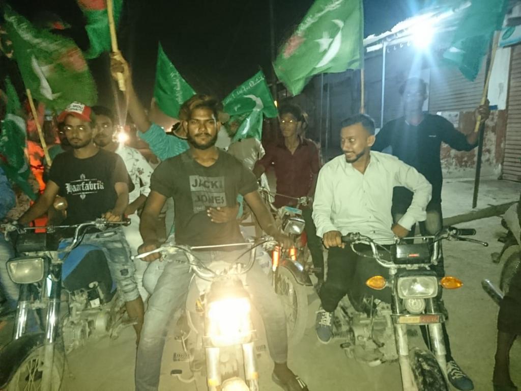 HurPakistani's tweet image. کراچی میں پاکستان مسلم لیگ کارکنان کی ارباز حسین اور ذیشان قریشی کی زیرنگرانی ریلی نکالی گئی ,  ریلی غازی آباد سے لیکر گلشن بہار مارکیٹ 1H اسٹاپ,  جوہر چوک, ڈسکو موڑ, سے ہوکر رحمت چوک پر اختتام ہوئی ریلی کے شرکا نے نعریبازی اور فنکشنل لیگ کے جھنڈے لہرائے