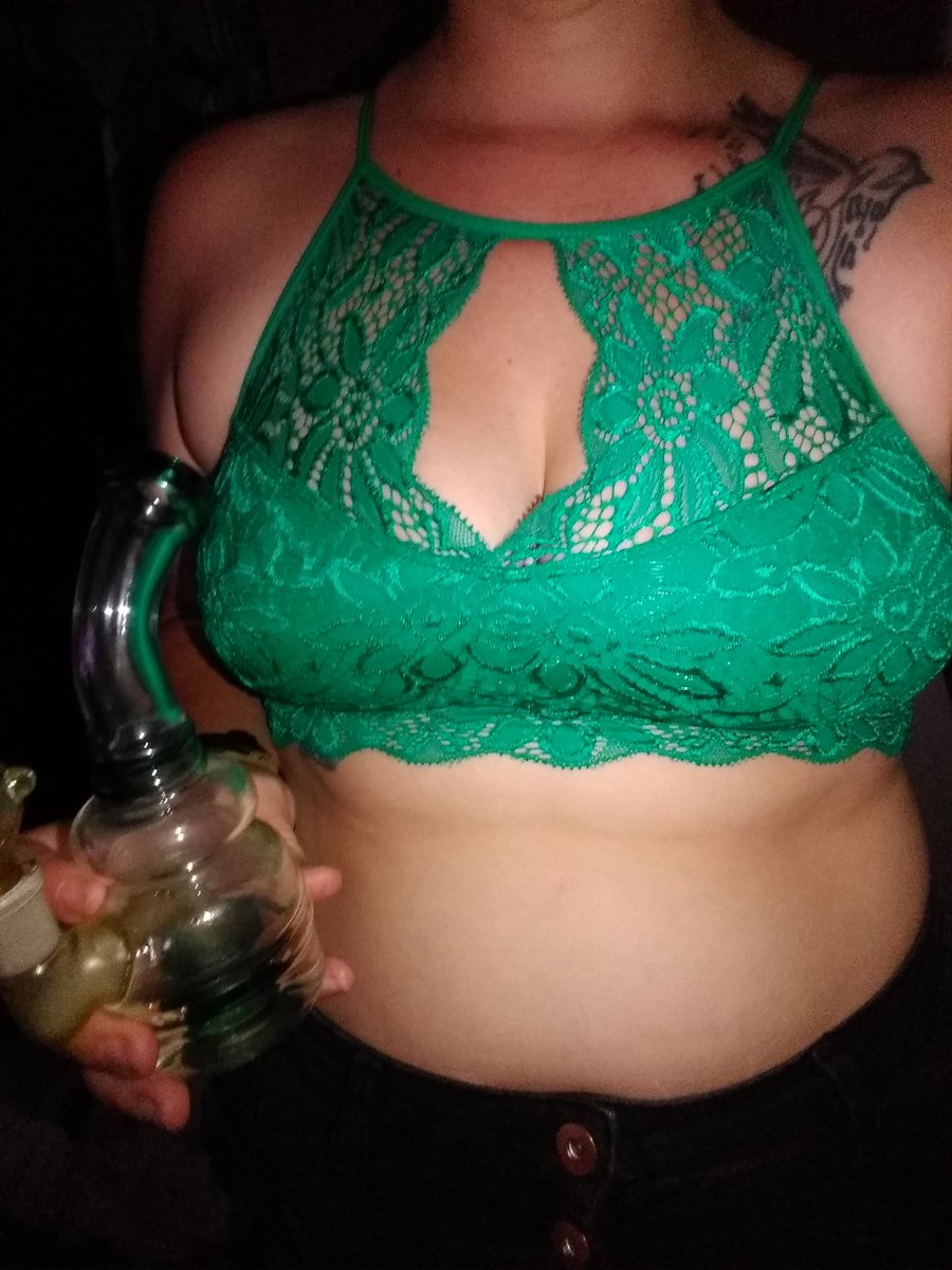 kitty_tricky's tweet photo. Got a new bra and a new bong. Someone sure knows how to make a girl happy.
https://t.co/4IsOzSOm1A
#tits #bongs #boobsandbongs #stonergirl #stonerchick #manicmonday #onlyfansgirl #onlyfansbabe #onlyfansnewbie #OnlyFansPromo #onlyfanspage #slut #sexy #thot #milf #inkedandsexy https://t.co/ohXrOgusR3