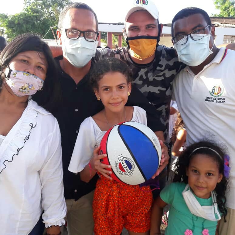 DarioGarciaADZ's tweet photo. Los Niños nuestro Impulso para seguir siempre ADelante.

GRACIAS infinitas a Dios que nos eligió de instrumento para ayudar y abordar la mayor cantidad de niños posible. 

Seguimos ADelante por que cada sonrisa vista ayer motivan más que cualquier otra cosa. https://t.co/lJHakrza3K