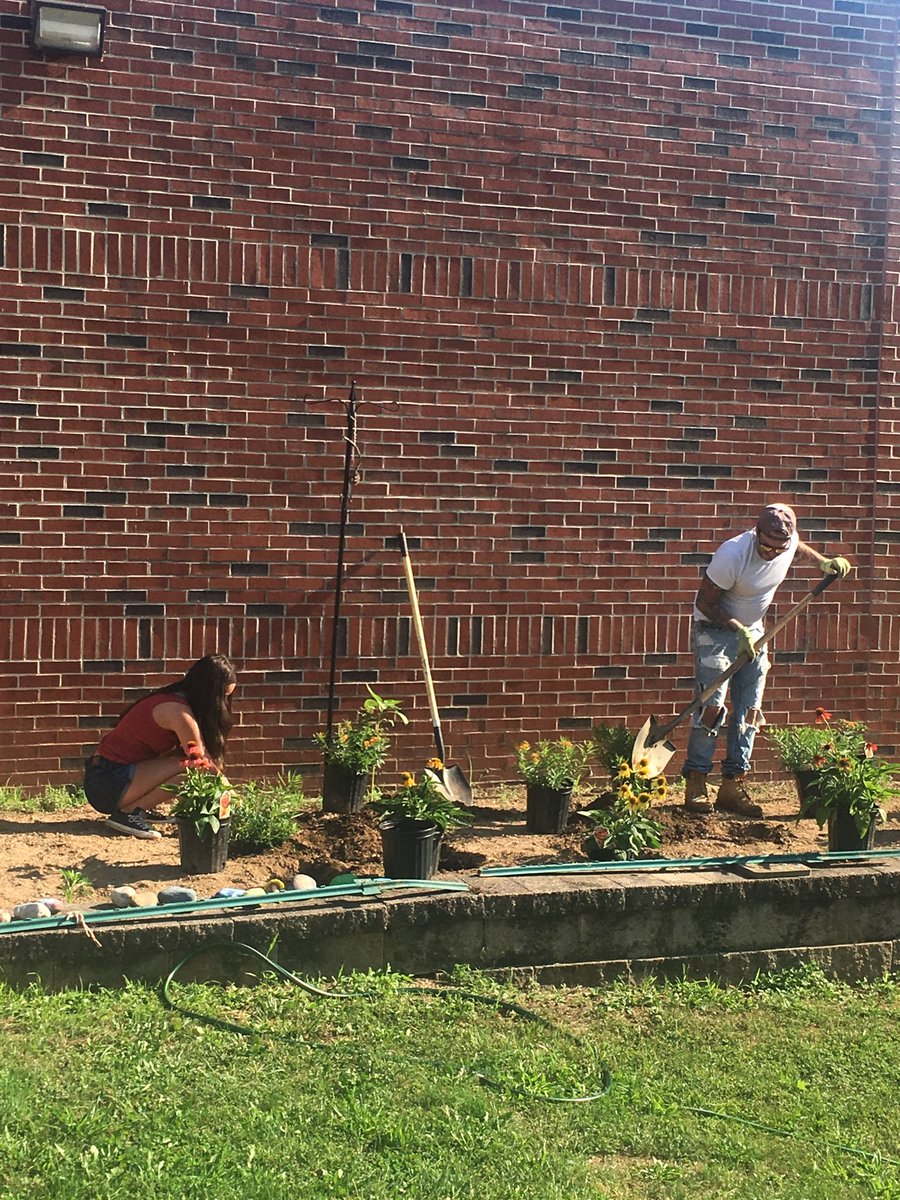MrsMurr101's tweet photo. UTMS garden is planted! Thank you to Mr. Golden, Hailey, Tyler, and Ms. Spann for all your hard work this morning in the heat. The garden is going to be amazing! #TheU #TigerPride https://t.co/nJblPjuuMZ