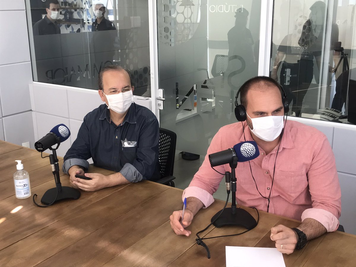 jorginhomello's tweet photo. Conversando um pouco hoje com o povo do sul de Santa Catarina, aqui na Rádio Som Maior, em Criciúma, junto com o amigo @BolsonaroSP! #vamoqvamo #programadoavesso https://t.co/5c78tVbdn4