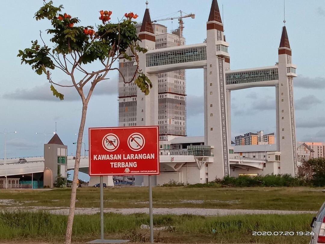 apiqmael's tweet photo. ambik drawbridge tu bukuh lain kali @mbktrg palarat dato bandar dok wi fly drone dekat drawbridge, dok reti la aku. https://t.co/dyBELxmsOR