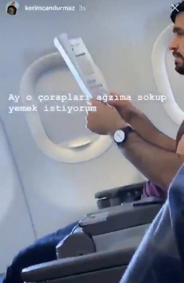 Player 2 ×'×˜×•×•×™×˜×¨ Kerimcan Durmaz In Videosu Cikti Karsima Yine Bu Videoda En Guldugum Detay Ucakta Rastgele Bir Adamin Ayagini Gorup 31 Cekmeye Karar Vermesi Afedersin De Canavar Misin Sen Ya Https T Co Badlal1kcy