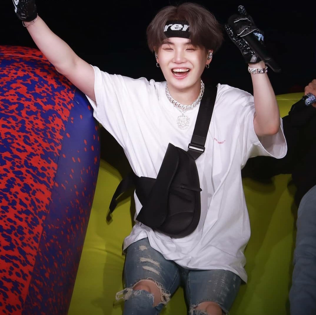 btsphile613's tweet photo. Can Min Yoongi please post a selfie of him smiling with his teeth showing?🥰🥺@BTS_twt
#MTVHottest BTS @BTS_twt
#BTSforAMAS https://t.co/X7CJzqKPfS