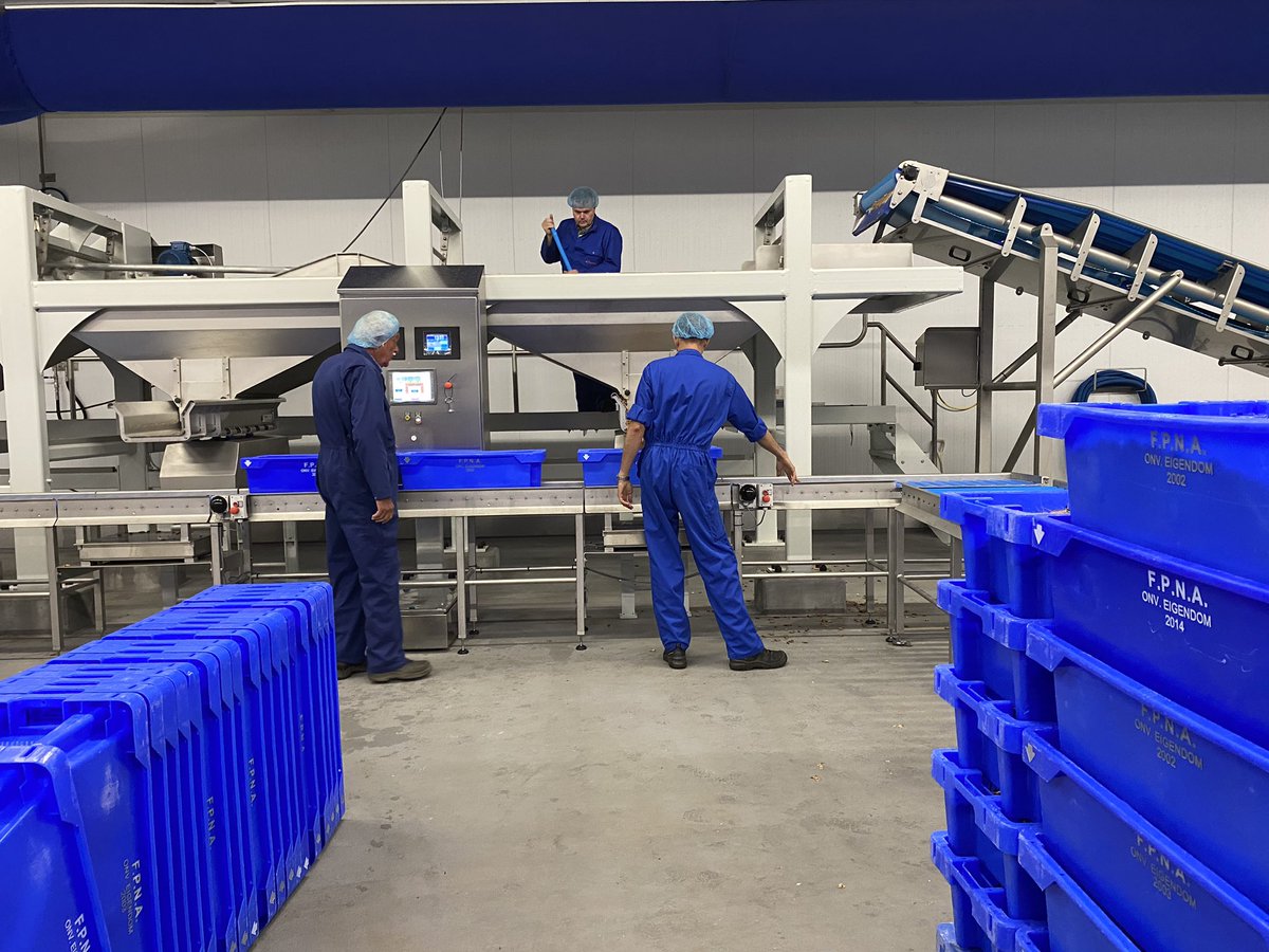 Op onze Stellendamse #visafslag is deze week de nieuwe #meertrapsgarnalenzeef in gebruik genomen. Met functionele logistiek, moderne technologie en focus op #hygiëne en #duurzaamheid zijn wij klaar voor de #toekomst! #garnalen #noordzee #stellendamsegarnaal