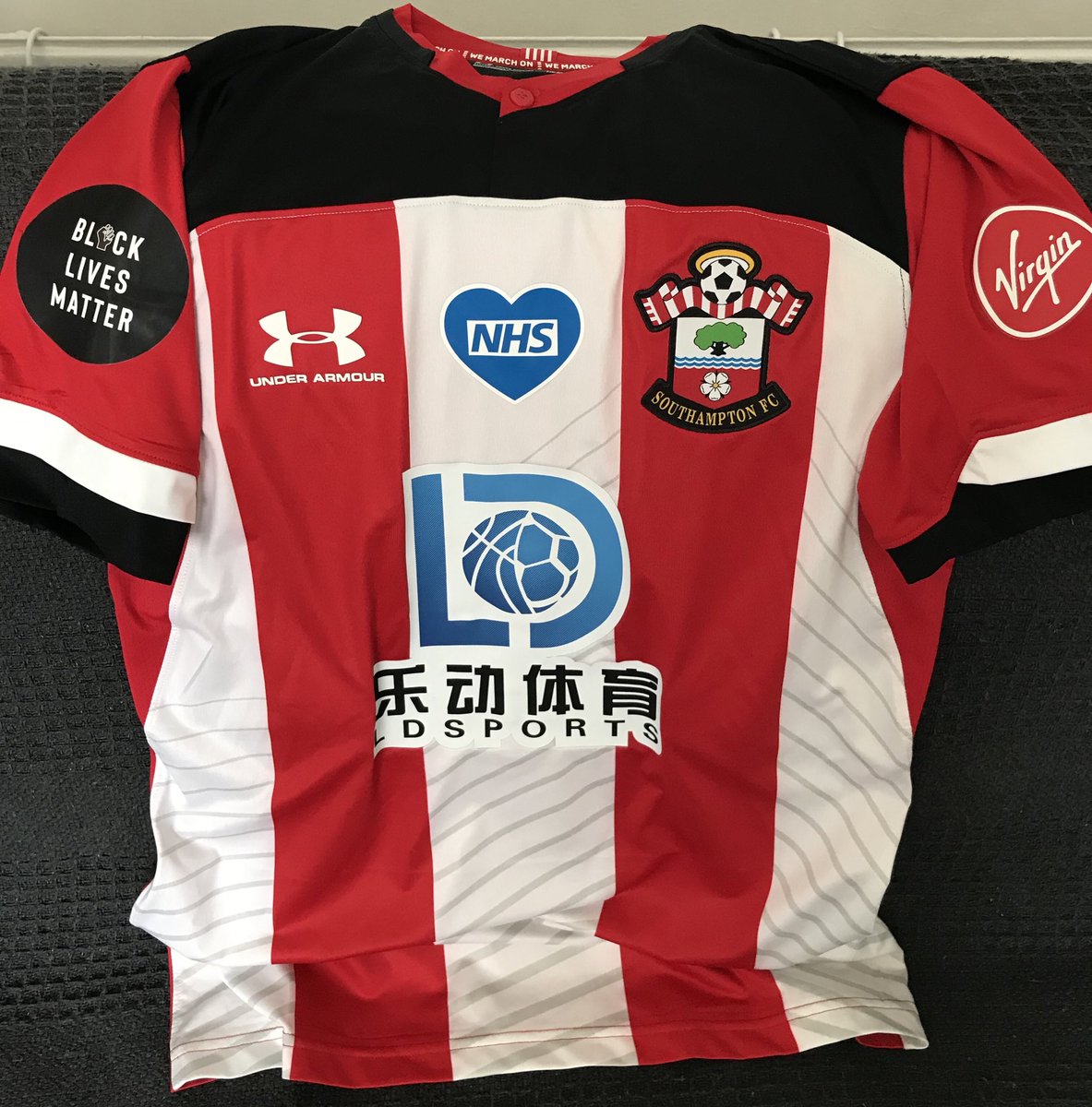 What a lovely surprise when one of your lads that you scouted at 6  Nathan Tella turns up at my home with a 1st team shirt for me it’s worth all them days of scouting in the rain wind &amp; hail &amp; travelling up &amp; down the motorway with he dad Harry worth it thank you Nathan 👍