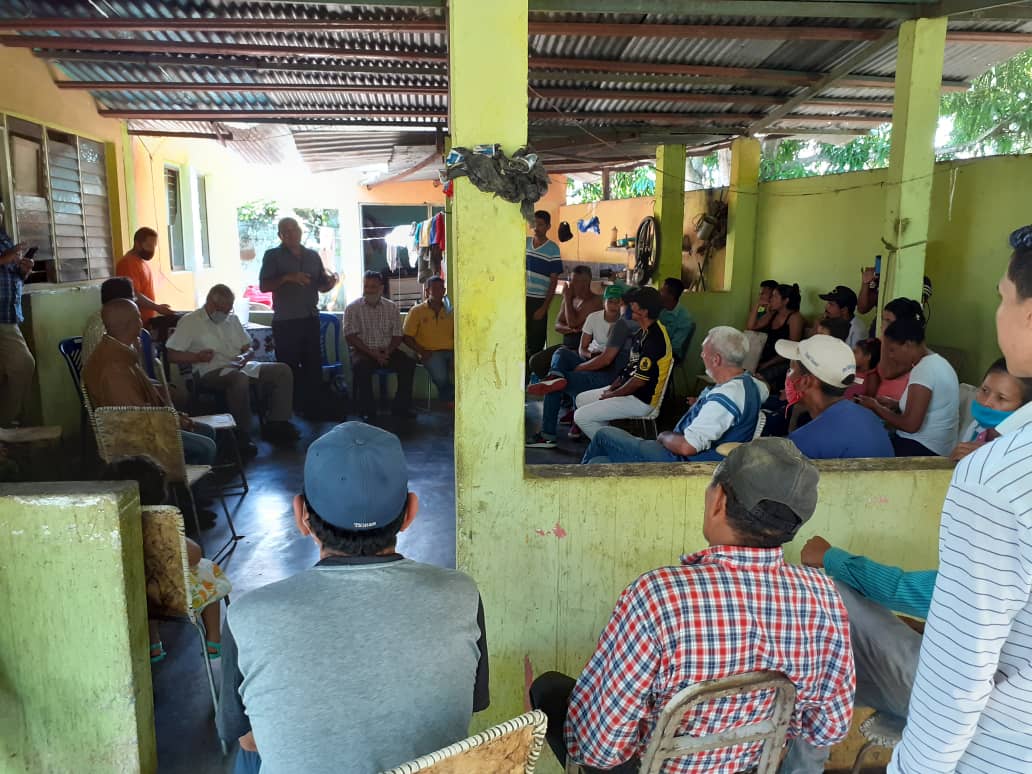 claudioefermin's tweet photo. Ayer domingo, cerrando nuestra visita a #Barinas reunidos con representantes de la sociedad civil en Barrancas y Libertad, escuchando la voz del pueblo para organizar su representación en la Asamblea Nacional #EstoTieneSolución #20Jul https://t.co/iHTPXmRN32