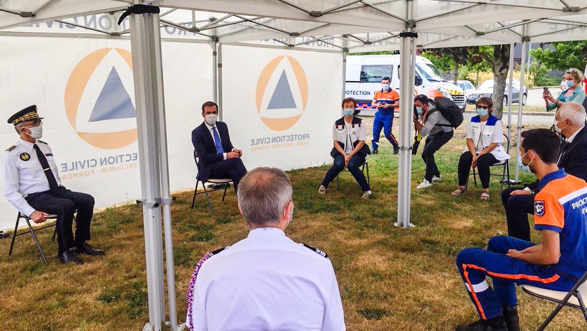 olivierveran's tweet photo. Tester massivement et remonter les chaînes de contamination pour les briser est au cœur de notre stratégie : un grand merci aux équipes en #Mayenne qui la mettent en place et sauvent des vies !

Aux Mayennais : plus que jamais, respectez les gestes barrières et le port du masque. https://t.co/aH8voTL5Ks