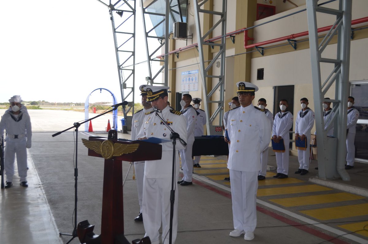 armada_ecuador's tweet photo. #Manta|Ceremonia de imposición de la condecoración “Honor y Disciplina” en sus tres clases, al personal de los repartos navales acantonados en Manabí, quienes cumplieron con sus requisitos y gracias al desempeño y profesionalismo alcanzaron esta distinción #BASJAR #CAPMAN #ESANMA https://t.co/XRWNqN0p7z
