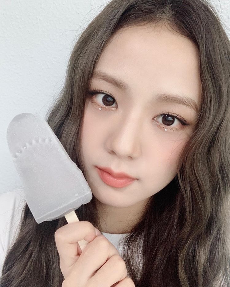 lustrebitc's tweet photo. IS SHE EVEN REAAAAL¿¿ https://t.co/Rhkewr4Bmu