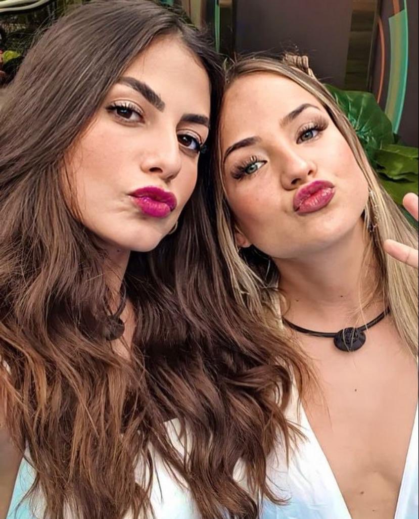 gabimartins's tweet photo. A primeira pessoa que eu abracei quando fui no programa! Ela é doce, tem um coração bom ! Ela é um mulherão da porra e muito sensível! Engraçada é única ! Eu amo você demais @marigonzalez https://t.co/YWhDXJSbQG