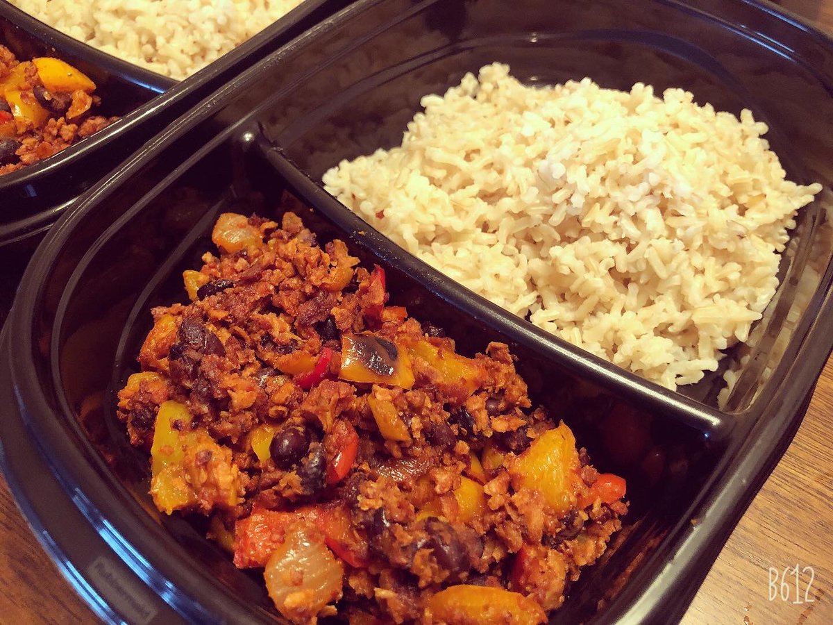 LaurenColemanTV's tweet photo. Soy chorizo enchilada bowls. Don’t knock it til you try it! This vegan dish was delicious!!! 🔥🔥🔥. 

Who wants one? I’m  taking orders now!  👩🏾‍🍳#chef #cheflife #vegan #chorizo #peppers #enchaladas #traderjoes #veggies #mealprep #mealprepsunday https://t.co/xUyhQiUxUl