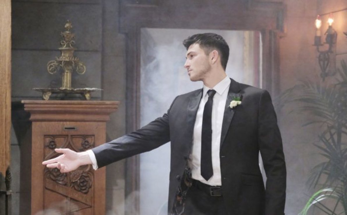 TeamRSWOrBust's tweet photo. Poor Ben. These pics alone are breaking my heart and it hasnβt even happened yet. Especially the one on the right. @MrRobertScott is really trying to take my ass out. π #TeamBenAlways #Days https://t.co/h8VkCGYCPQ