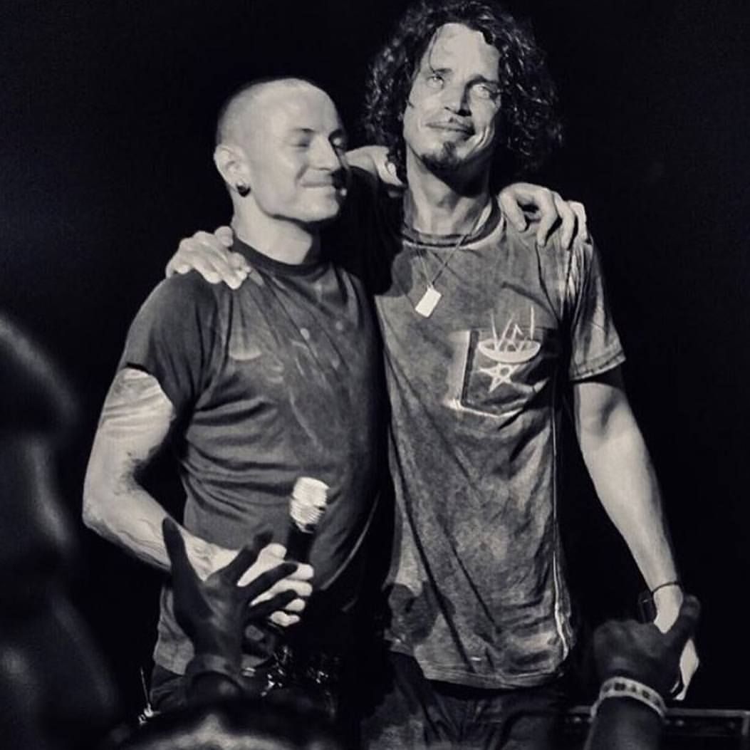 Hoy cumpliría <a href="/chriscornell/">Chris Cornell</a>. Enorme cantante, de brillante carrera (<a href="/soundgarden/">Soundgarden</a> + <a href="/Audioslave/">Audioslave</a>). Y hoy se cumplen 3 años sin #ChesterBennington, otro gran cantante, clave en <a href="/linkinpark/">LINKIN PARK</a>.
#Videografia #ChrisCornell: 1PM/ 9PM MX (+2 AR)
#BestOf  #ChesterForever: 5PM/ 1AM MX (+2 AR)
