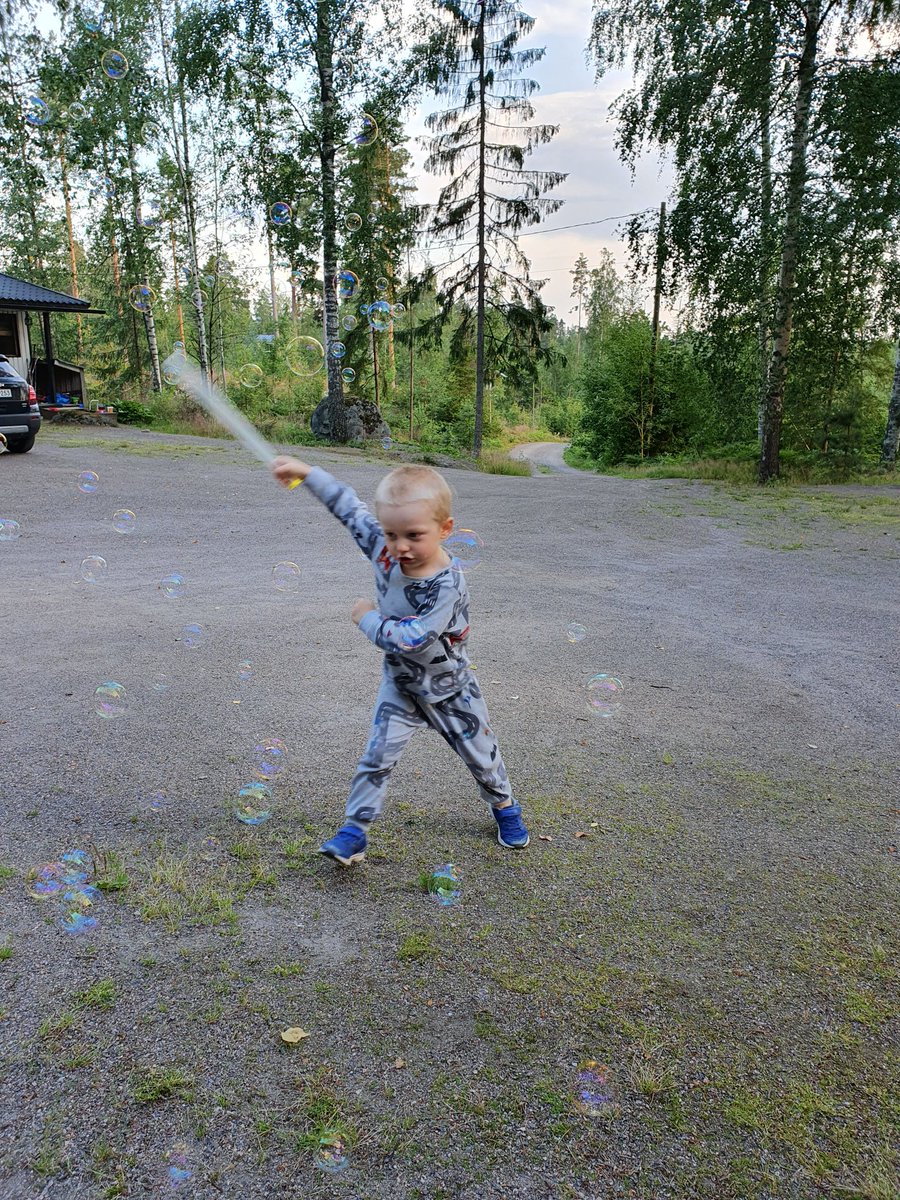KatiPyykknen's tweet photo. Johtajan kuplataistelu 😅 ukkosen jyrinä luo tunnelmaa #barbaari #valomiekka #uunoantero #semihill https://t.co/DLrqnH7jli