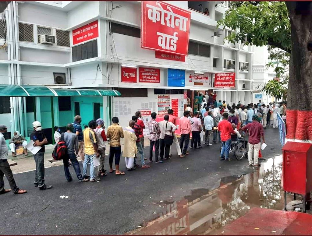 brajeshlive's tweet photo. वैसे तो एक सामान्य लाइन लग रही होगी। लेकिन तब आप खौफ से भर जाएंगे,जब ये पता चलेगा कि ये सभी कोरोना मरीज है. लखनऊ के सरकारी अस्पताल मे भर्ती होने के लिए लाइन में लगे हैं। सभी अस्पतालों में बेड फुल हैं। मरीजों के लिए जगह नहीं। तय आपको करना है कि घर पर रहना है या इसका हिस्सा बनना है https://t.co/ubLObBrDVN