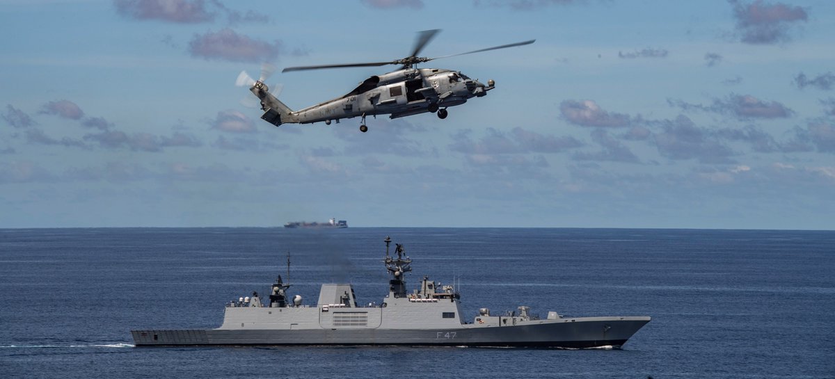 defpostmedia's tweet photo. #USNavy Nimitz Strike Group, #IndianNavy ships conduct cooperative exercises in Indian Ocean. #NimitzCSG #USSNimitz #CVN68 @indiannavy @NimitzNews @USNavy
https://t.co/W1c1OyFKP3 https://t.co/JxS9q27RWi