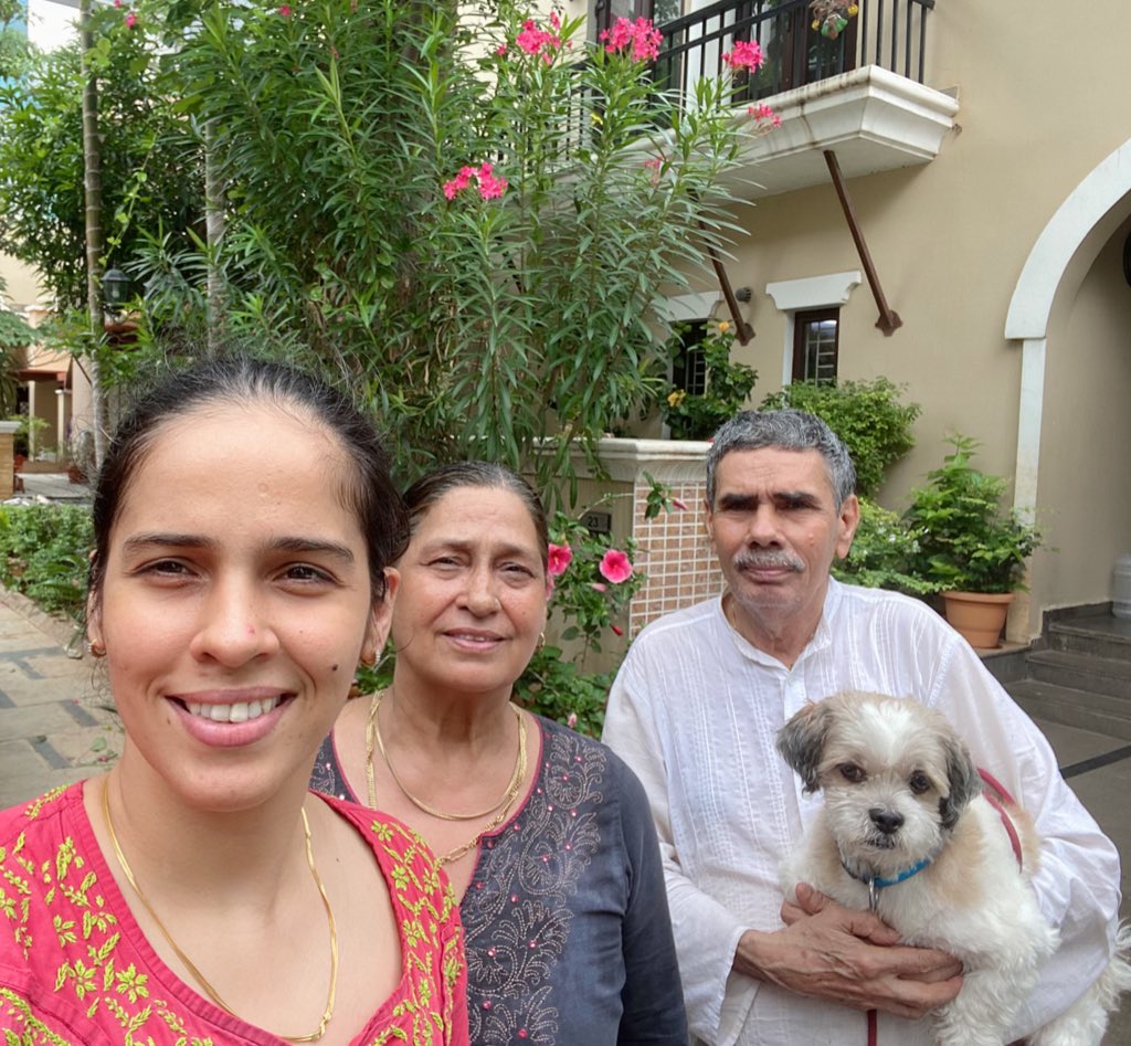 NSaina's tweet photo. Family 👨‍👩‍👧🐶... https://t.co/uFvsNwnHh2
