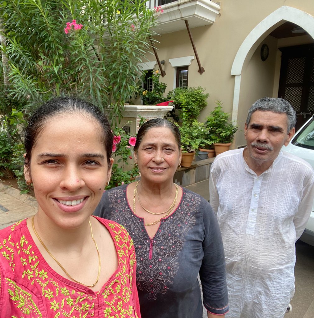 NSaina's tweet photo. Family 👨‍👩‍👧🐶... https://t.co/uFvsNwnHh2