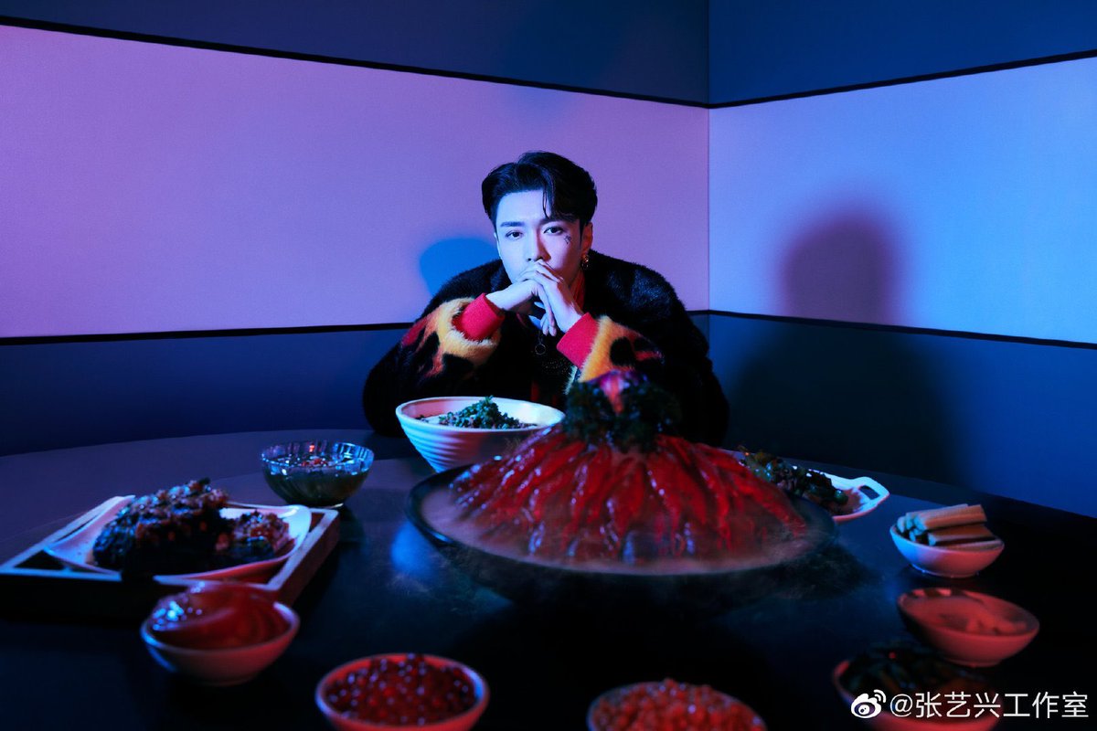 lovely_peachmx's tweet photo. Yixing prometió mostrar sus dos lados en cuanto a la música y adivinen quién lo volvió a hacer. IS THE MAN.

#LAY04LITDRAGON
 @layzhang https://t.co/AaxFFQmTn7