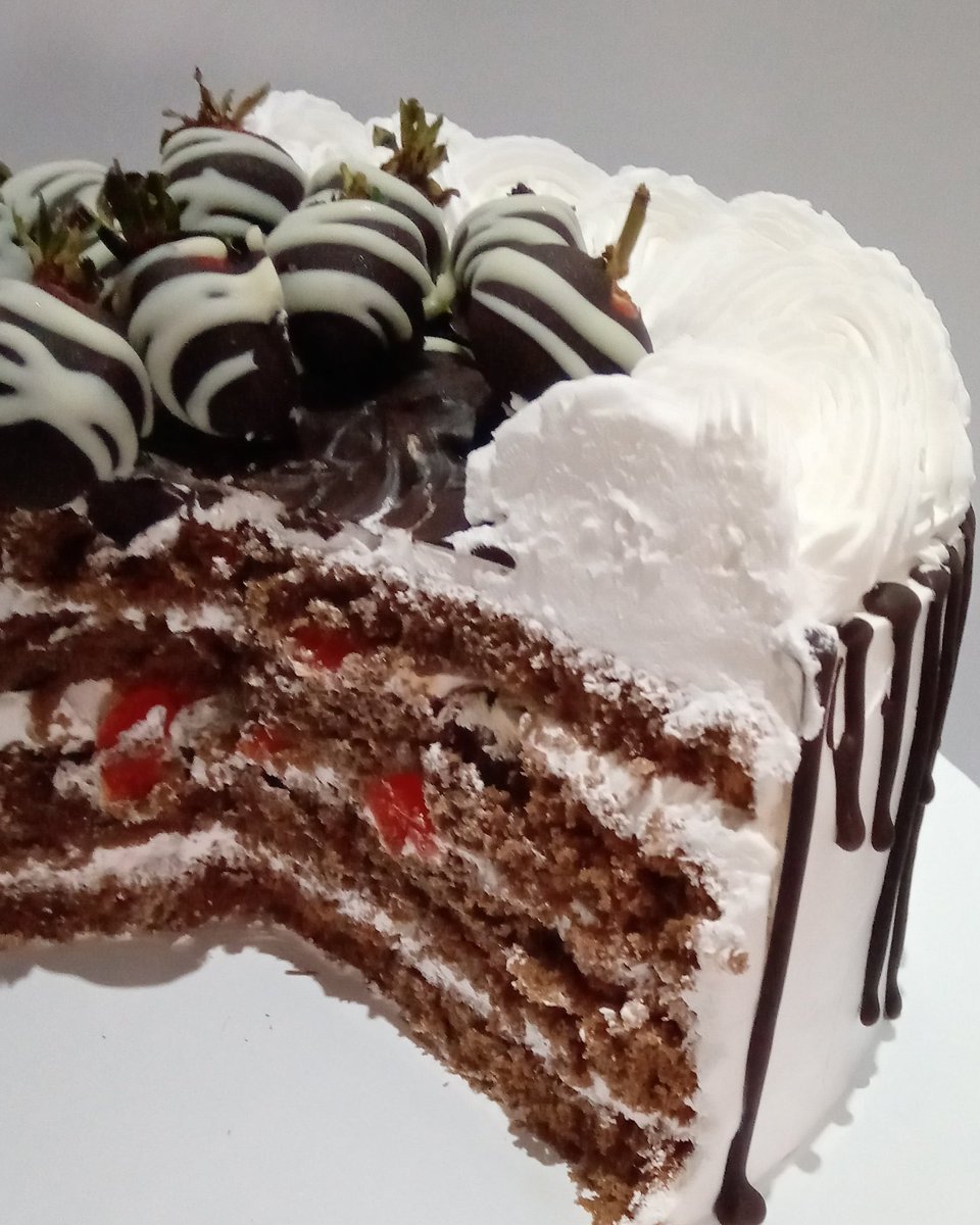 kawiche_doreen's tweet photo. The inside of your black forest cake.
#blackforest
#blackforestcake
#cherryfilling
#whippedcream https://t.co/oZ5upq10rm