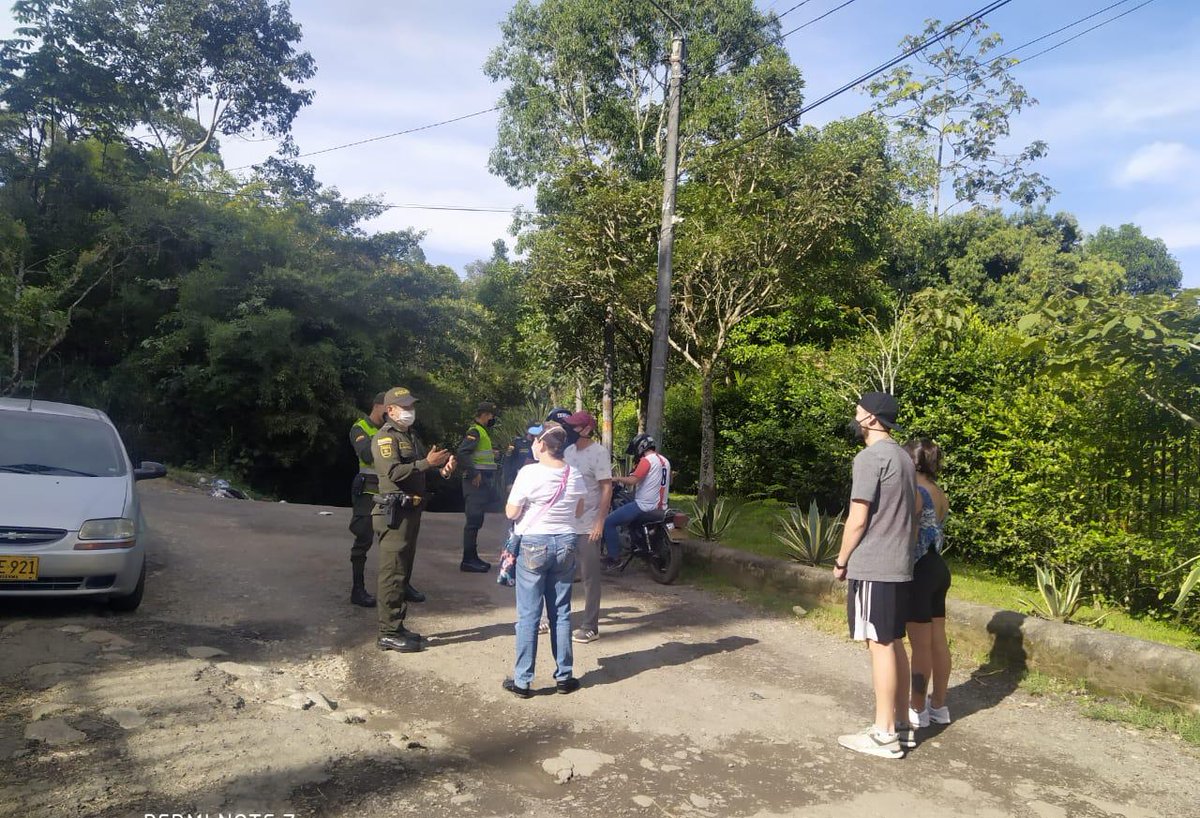 QHUBOTOLIMA's tweet photo. Campaña de sensibilización
Los uniformados del Grupo de Protección de la Policía #Metib por el Centro de Ibagué y el sector rural, realizan campañas de sensibilización, prevención y control con el propósito de de mitigar las acciones que afecten la integridad y convivencia. https://t.co/za4WCDKyxf
