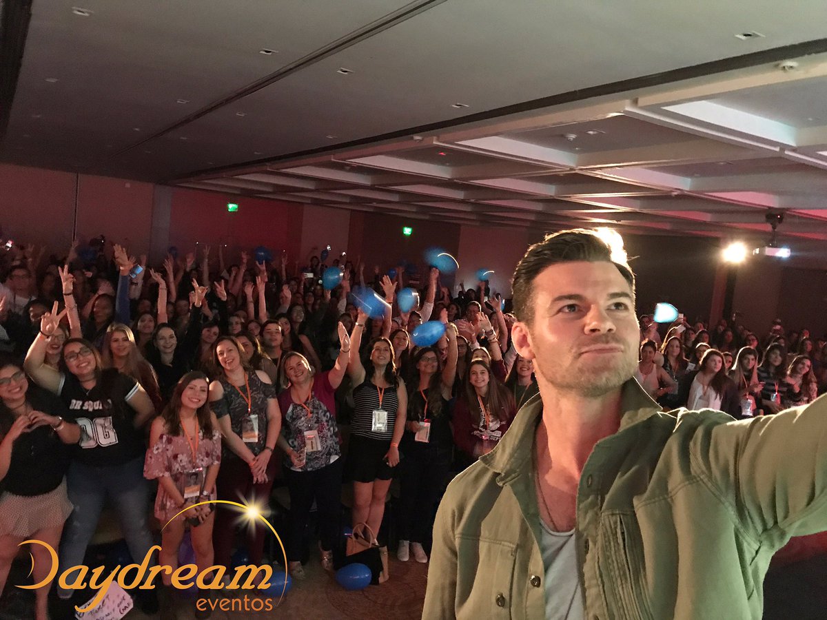 Aquela saudade do Daniel tirando uma selfie com o público da VA ♥️ 
#DaydreamMemories #VampireAttraction