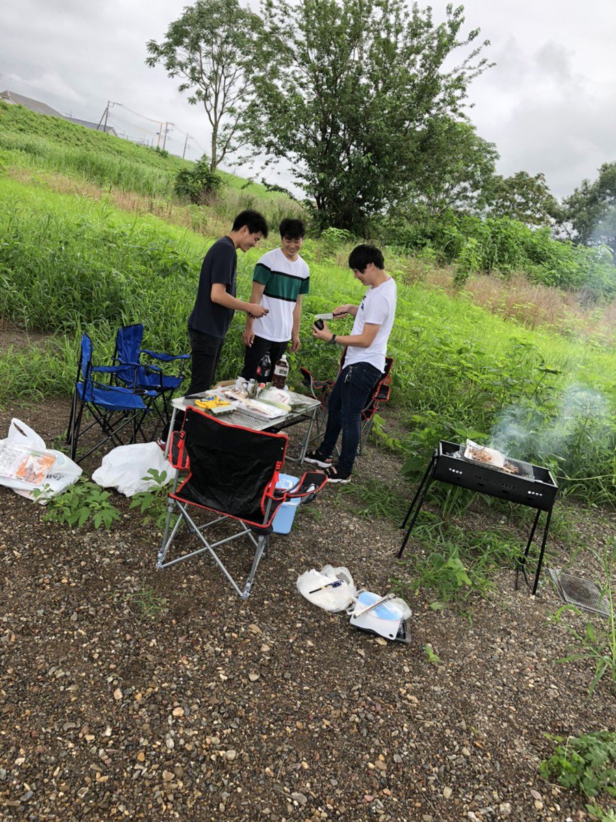 sota_87's tweet photo. BBQしに来たのにジャンガレ食べてる変な人たち最高に楽しい次回は高麗川で蝦夷パーティー https://t.co/w8SQo5VDQS