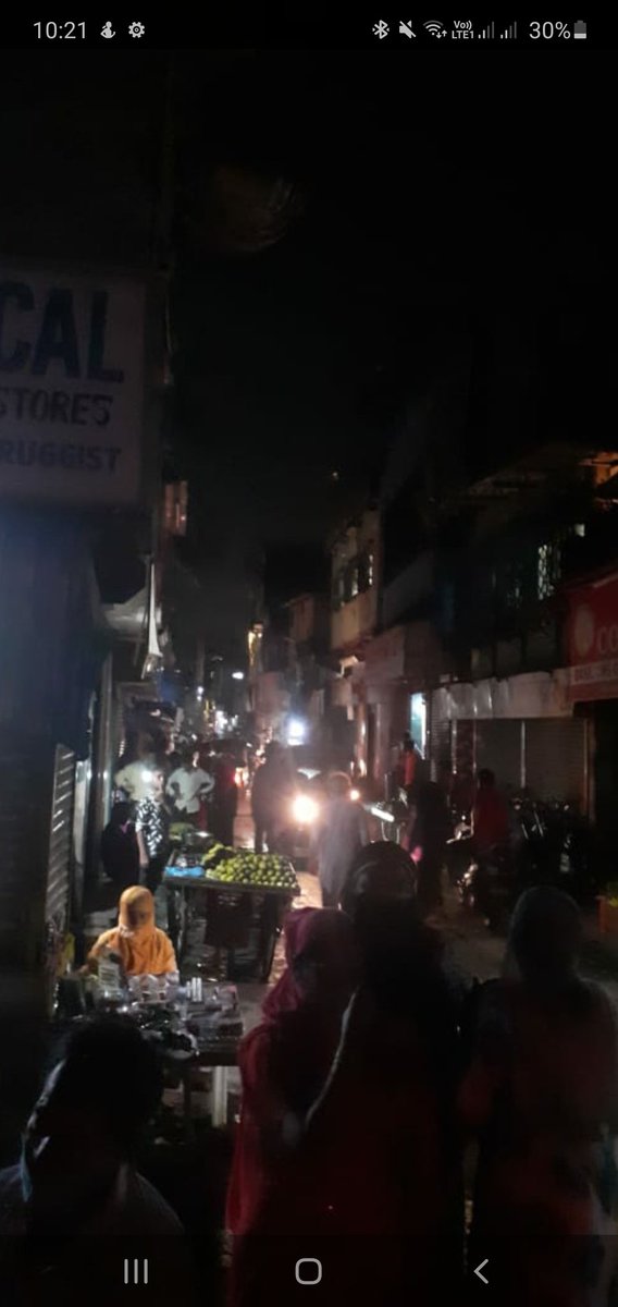 irfankhalifa2's tweet photo. Malwani 7 No Entry se leke 50 No Masjid tak sare pole Lights Band hai 
Kahi kahi 1 lights chal raha hai. Kafi andhera hai isko jald se jald sahi kar ke chalu kiya jaye . Chowdry medical line Malwani Gate No 7 . Malad west @Adani_Elec_Mum @mybmcWardPN @MCGM_BMC https://t.co/Z0ViKOOn7P
