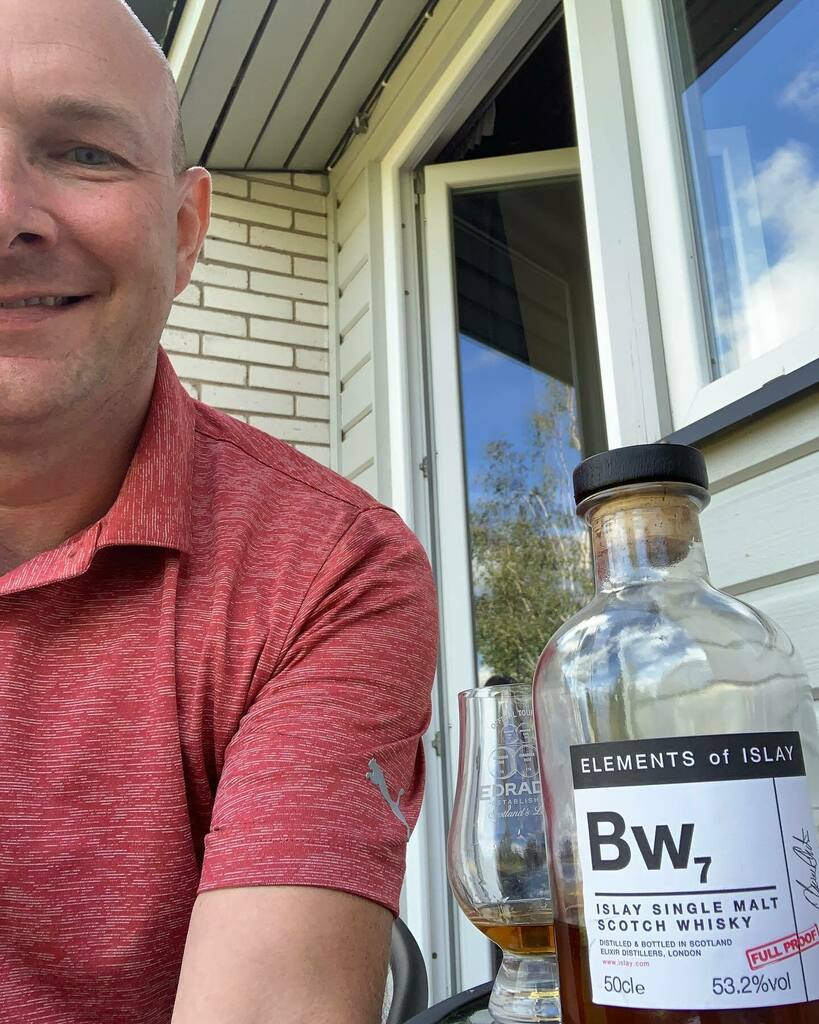 frikast's tweet image. Brorsan @andreasfrodis bjuder på vinnarwhisky av det bättre sortimentet. Tackar! #elementsofislay #bw7 instagr.am/p/CC3qnbNp7mv/