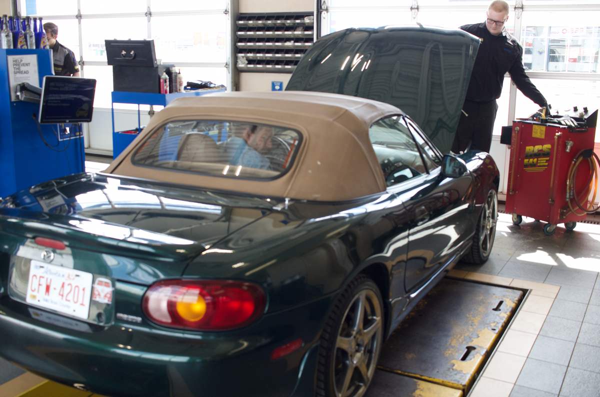 mrlube's tweet photo. Pop the hood and make sure car is top-down ready ☀️😎
#StayInYourCarService at Mr. Lube requires no appointment and will have you on your way quickly, safely, and ready to enjoy some summer cruising https://t.co/JQJbbWVc99
