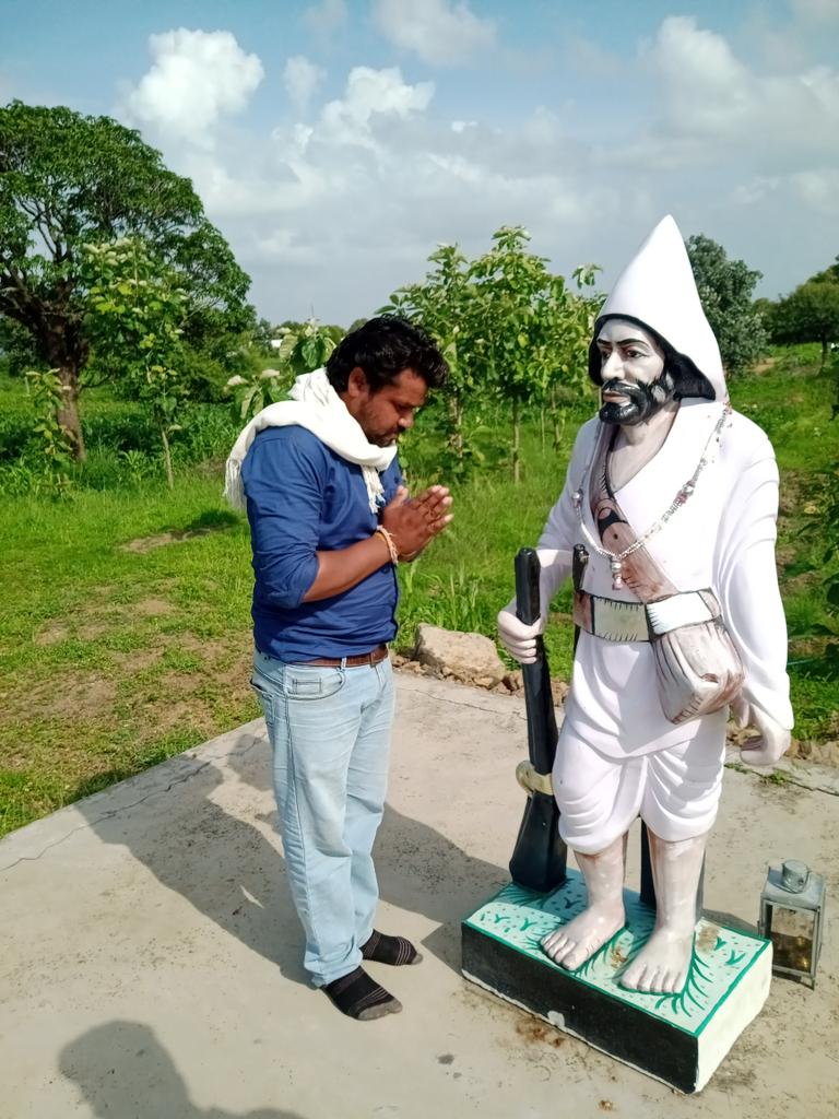 नम आंखों से न देखों दादा ,,

मुझे आपके जैसा पॉवर चाहिए ,,
पहले अंग्रेज थे ,, अब कपटी समाज वाले लोग हो गए है ,,