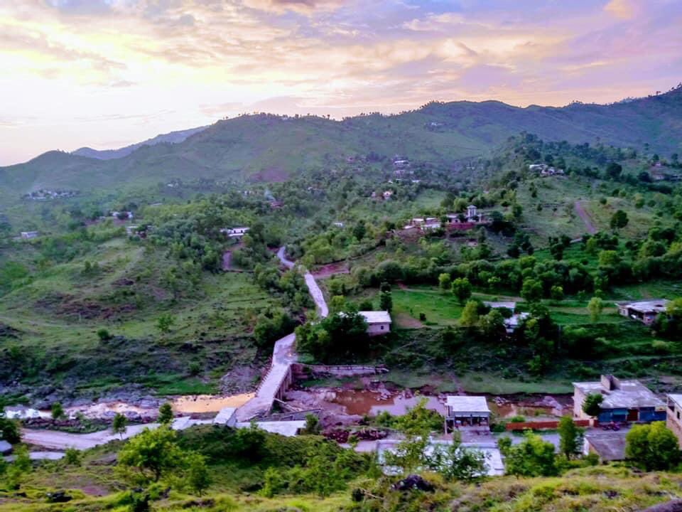_husnainsubhani's tweet photo. Home Town
#kashmir #VillageLife #DesiMahool #Evening https://t.co/TSQnAKKxMv