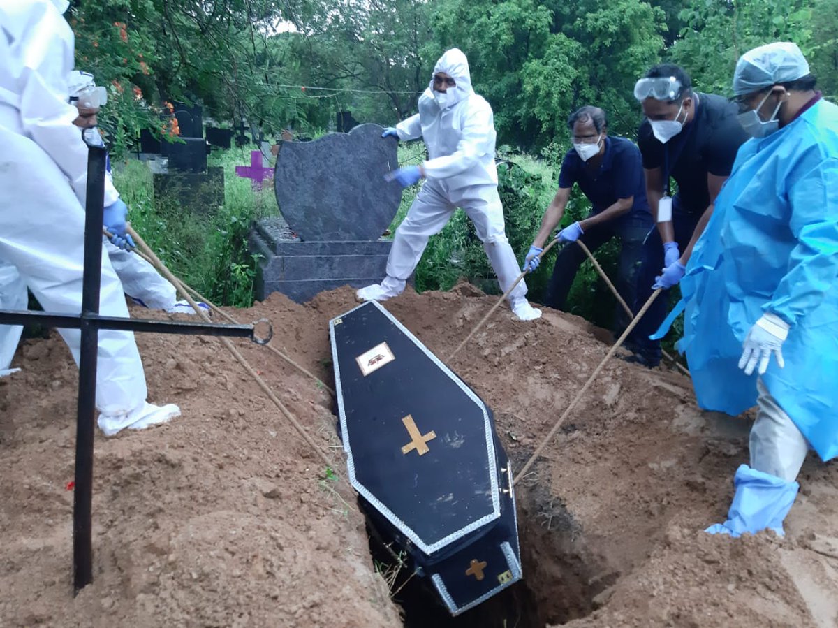 4/ Thread Big  during  #COVID19 pandemic STATE: Bangalore, Karnataka NAME:  @mercymission1  @IsmailMd008  #Tanveer etcSelflessly putting their lives at risk: Distributing food, helping with emergencies. Here Muslims are graciously helping bury Christians who died due to Covid.