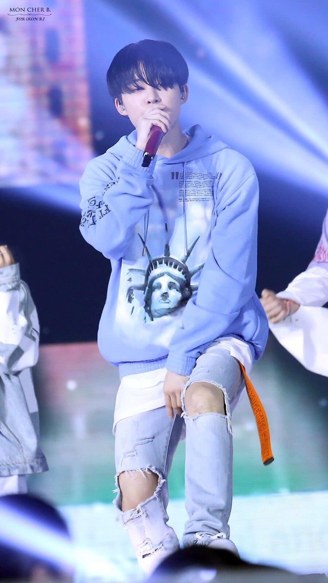 Judysii's tweet photo. - Nếu em mệt mỏi quá, có thể dựa vào anh không?
#RunawayWithHanbin #김한빈 @ikon_shxxbi https://t.co/NfiOBmmEuy