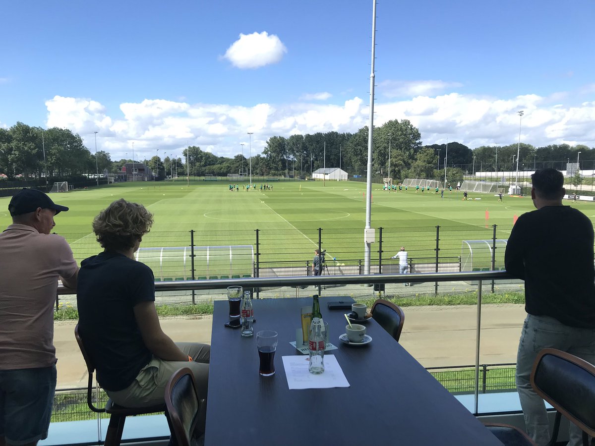 JackSuiveer's tweet photo. Vanochtend gezellig met Robert Elting, zijn zoon en Remy van der Wal vanaf het balkon van restaurant 2Corpus naar de training van FC Groningen gekeken. Veel gekletst en daardoor weinig van de training gezien. 😁 https://t.co/E6YsvOxN89