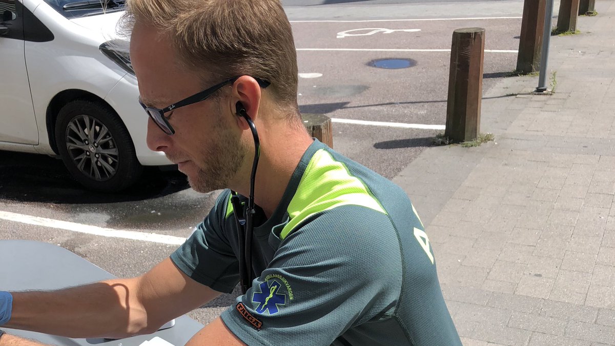 MariaTaranger's tweet photo. Åkte i Ambulansens Bedömningsbil i eftermiddags. Bedömde yrsel på P-plats vid Köpcentrum. Sen utlarmad till 87-åring med hjärtsvikt. Han fick Furix på plats och telnr till mobila teamet som följer upp imorgon. I Östras Ambulanshall så lugnt att covid-sanerarna kunde kasta freesbe https://t.co/798BwWC3zh