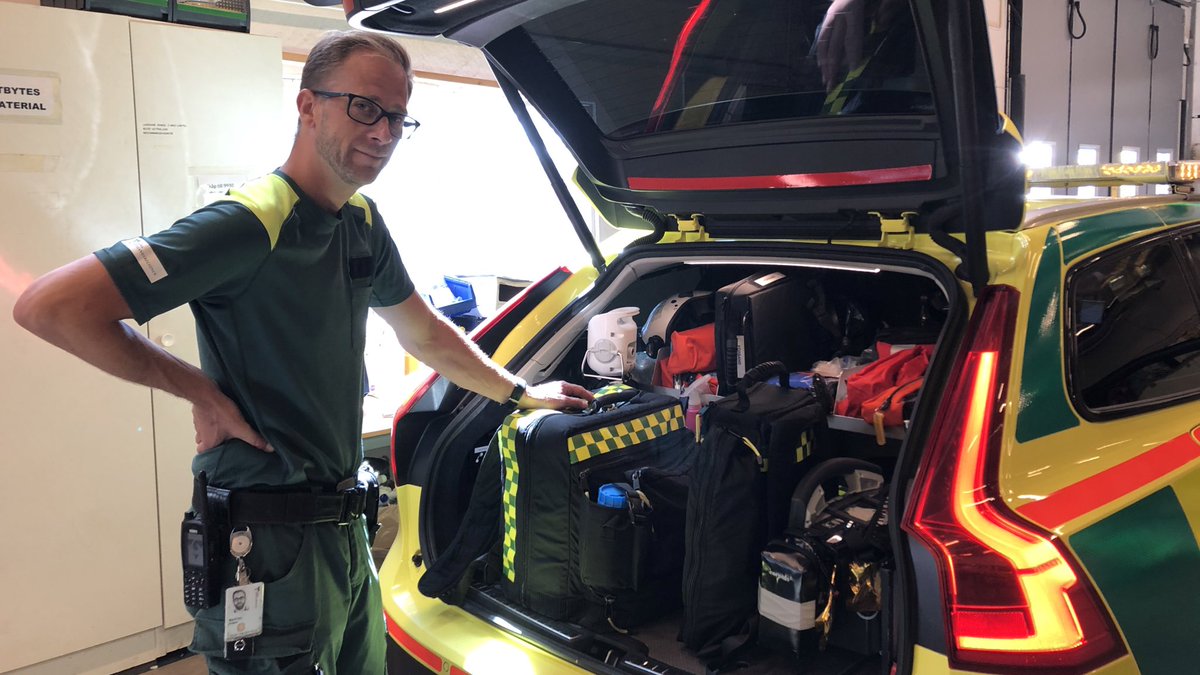 MariaTaranger's tweet photo. Åkte i Ambulansens Bedömningsbil i eftermiddags. Bedömde yrsel på P-plats vid Köpcentrum. Sen utlarmad till 87-åring med hjärtsvikt. Han fick Furix på plats och telnr till mobila teamet som följer upp imorgon. I Östras Ambulanshall så lugnt att covid-sanerarna kunde kasta freesbe https://t.co/798BwWC3zh