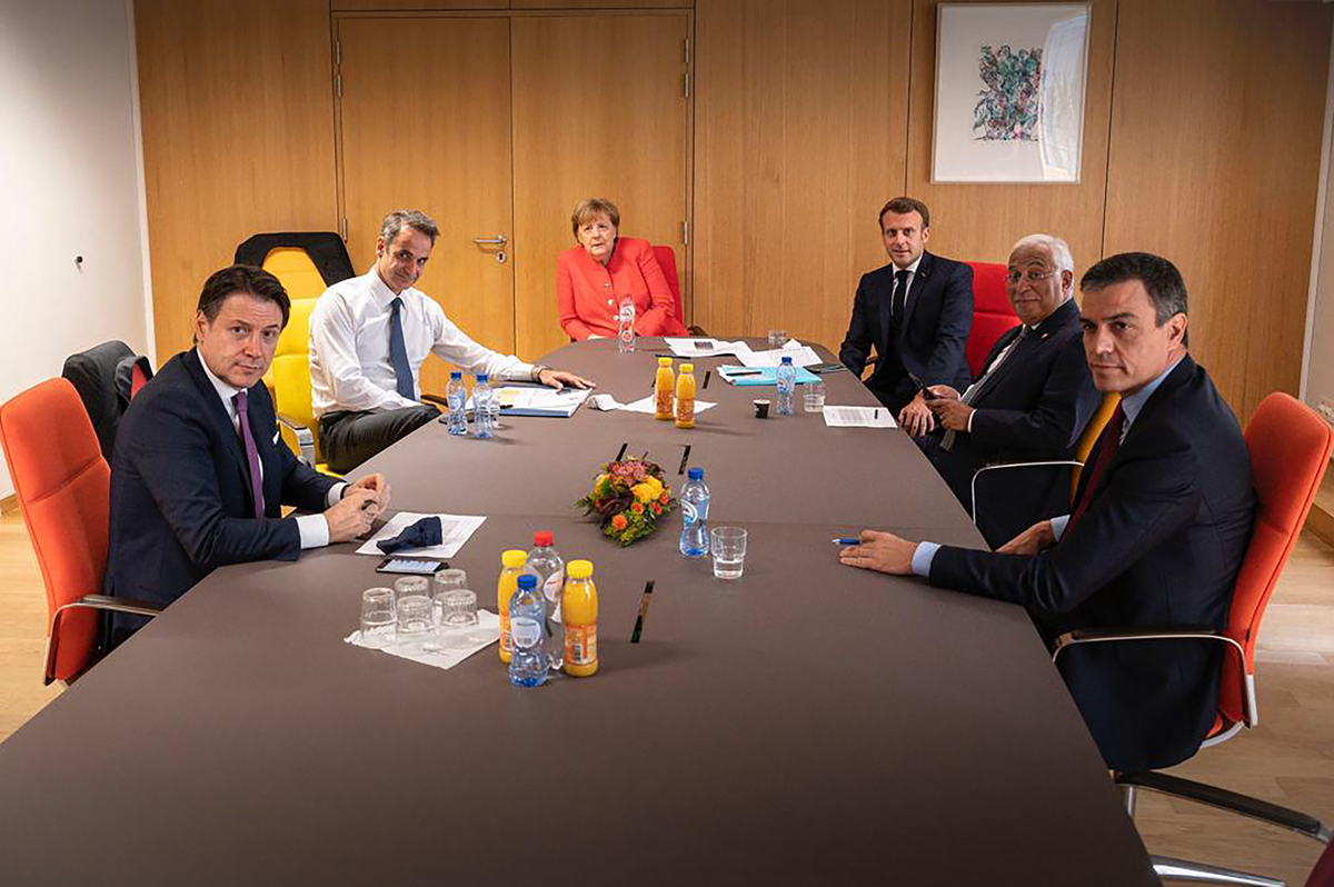 carlossegovia_'s tweet photo. Ejercicio de agudeza visual que diría Forges. ¿Cuál es el único dirigente europeo con cabeza tan privilegiada que se sabe todas las cifras de memoria y no le hace falta ni tomar nota para negociar un fondo de 700.000 millones de euros? https://t.co/wzmJLnXBuk