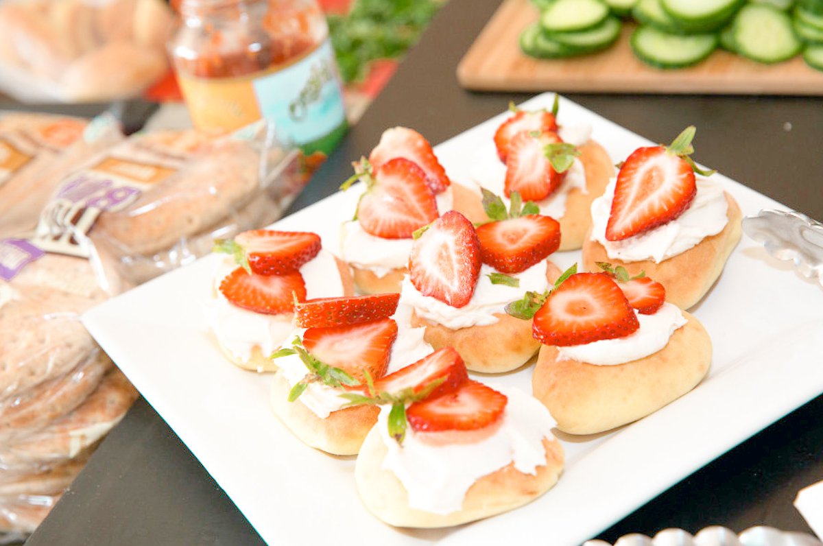 basenjimomcom's tweet photo. RT @SSchubertEvents: Don't miss out on the fresh strawberries season! Try adding them to this perfect summer snack with vegan cream cheese @kitehill and rounds @ozerybakery!#creativemoms #instafood #healthyeats #diy #crafts #familyfun #event #brandactiva⦠https://t.co/rzCWKYVBD1