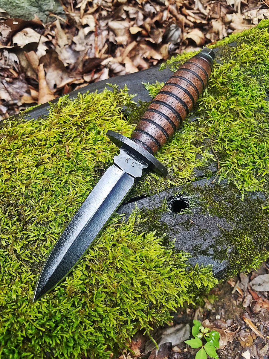 52100 trench dagger for the notorious <a href="/keith_cronk/">KEITH</a> sheath was done by @AngryVeteran_ if you haven't seen the video check him out and subscribe he does some awesome work 
#knifepic #knife #knifelife #knives #knifemaker #knifemaking