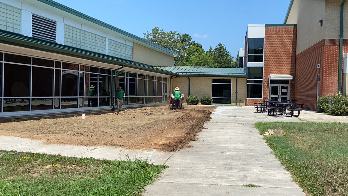 theCreekDPS's tweet photo. Our raised garden bed project started today! Thank you NC Beautiful and Agape Landscaping for making this a reality. More pics coming later this week... #CESproudDPS #WeAreDPS @DurhamPublicSch https://t.co/ntqVTnvyWL