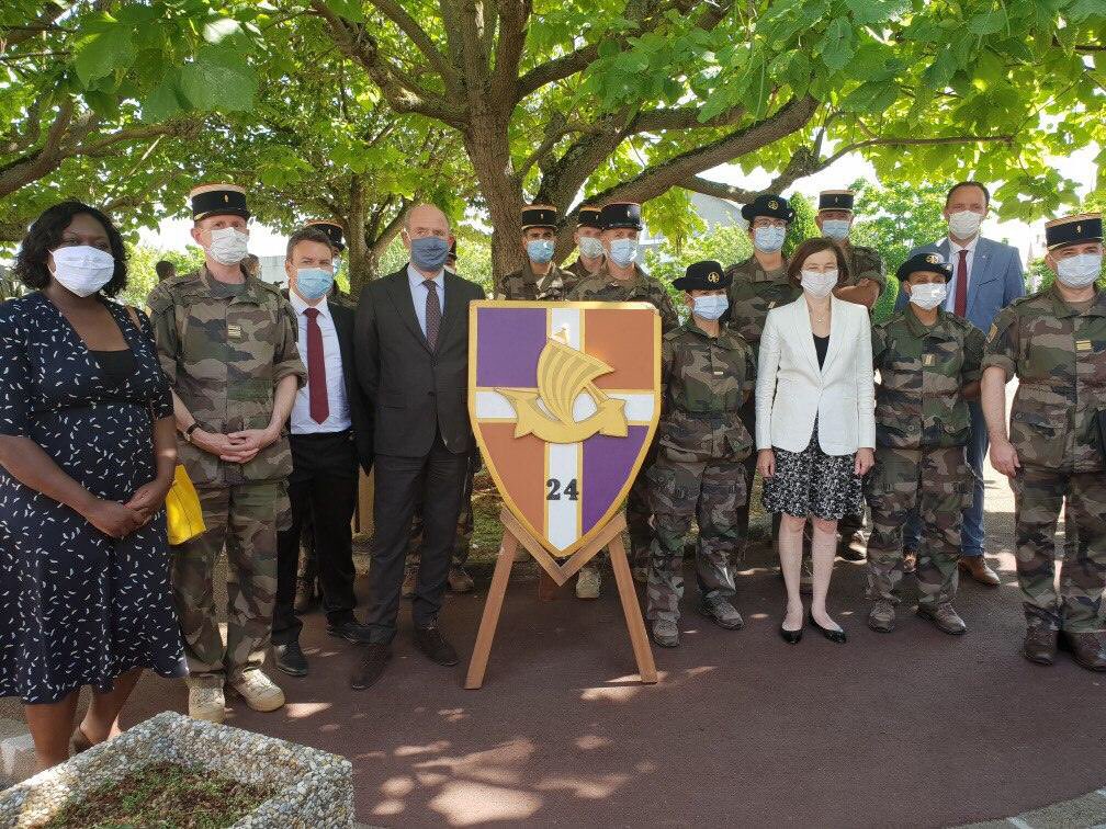 jjbridey94260's tweet photo. Visite de @Parly au 24ème régiment d’infanterie. Régiment des « braves » dont la particularité est d’être constitué entièrement de réservistes qui participent au fonctionnement quotidien de nos armées. Merci à tous. @GardeNatFR @CEMAT_FR @G_GouffierCha @LaetitiaAvia @tgassilloud https://t.co/z8zyPLaJ8T