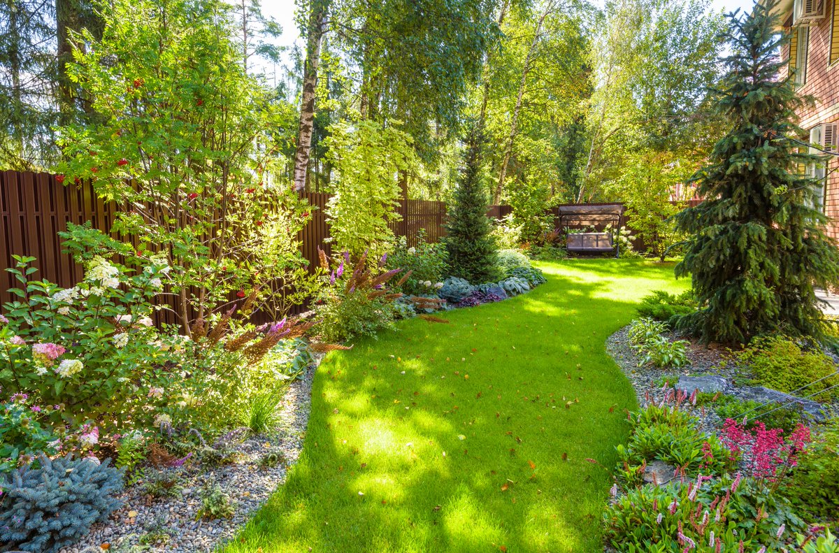 LonePineBooks's tweet photo. There’s nothing better than relaxing in the garden. What are your must-haves for turning a backyard into a summertime sanctuary? #gardening https://t.co/tPUaQkPUVL