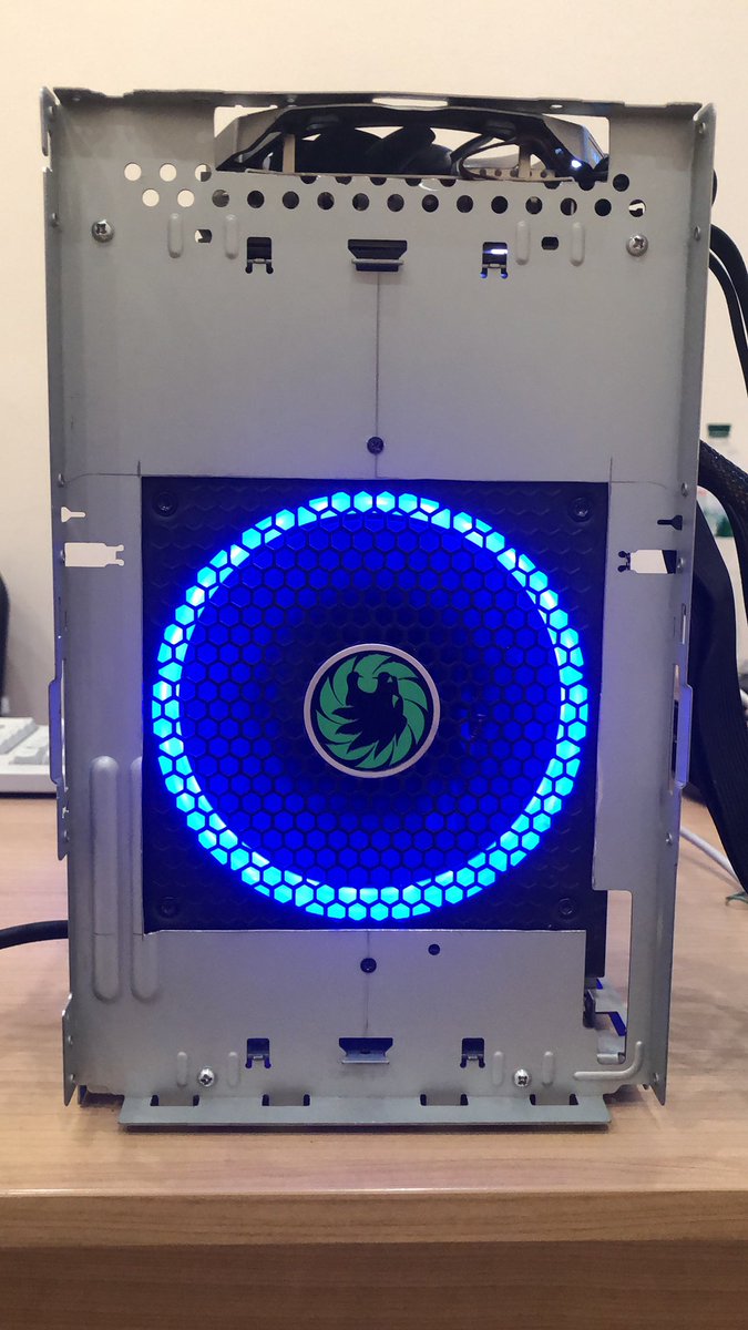 WowihaY's tweet image. #CustomMod Приєднав сєнсорну панель, ввімкнув для тесту флеху з Ubuntu. Начебто стартонув :)