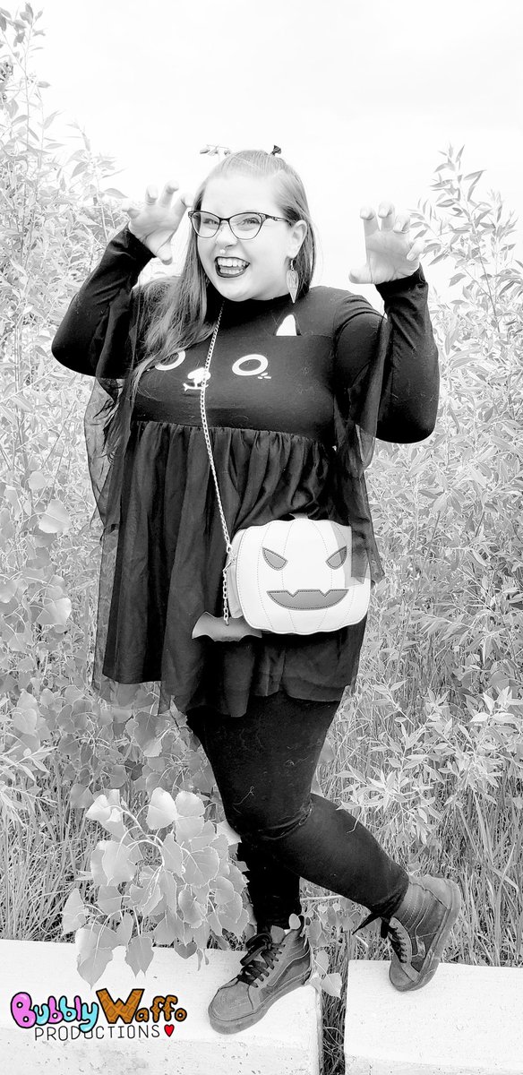 bubblywaffo's tweet photo. Ya fave #chubbygothgf wants to remind you that Halloween is always in our hearts BUT it doesn't hurt to wear a mask &amp; wash your hands to flatten the curve so we don't lose halloween 2020 😉

#GothGf #halloween2020 #halloweenlook #gothgirl #batdress #pumpkinpurse https://t.co/v3X84I3Xbl