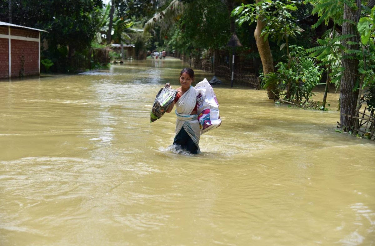 manashassam's tweet photo. Assam hv been hit by the ongoing floods and around 17 lakh people across 23 districts were affected.
Pic @AnuwarHazarika1 
#PrayForAssam 
#AssamNeedsHelp 
#AssamFloods
#AssamFloods2020 
#NorthEastMatters 
#AssamDrowing
@_AdilHussain 
@PMOIndia 
@iamsrk 
@akshaykumar 
@AmitShah https://t.co/Cm5UVNrtDo