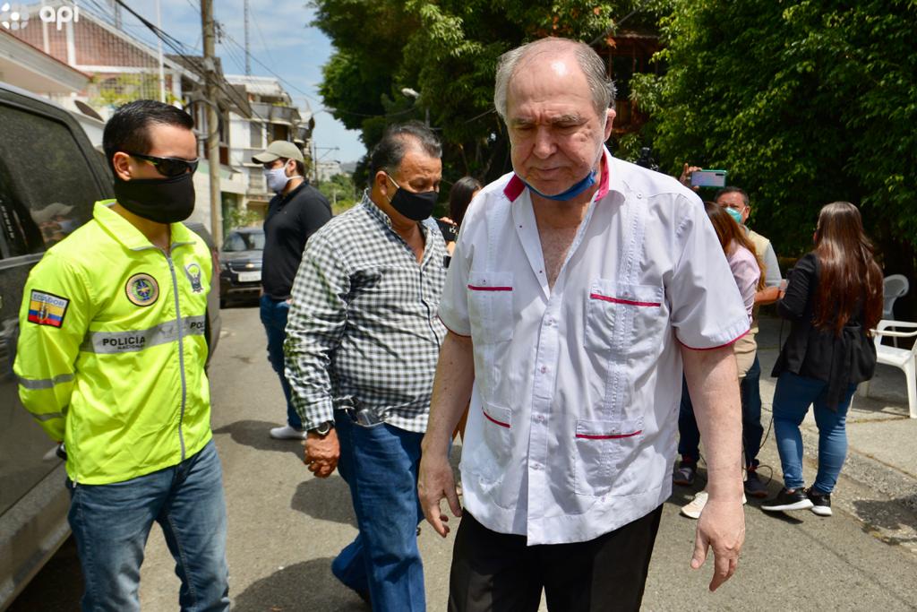 teleamazonasec's tweet photo. #Guayaquil | Se colocó el grillete electrónico al ex presidente Abdalá Bucaram, en aplicación a la medida solicitada por el juez que lleva la causa en la que se lo investiga por tráfico de armas.
Fotos: API https://t.co/MeZt9Syyof