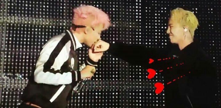 jiyong really made a dramatic scene for this kiss uhm the audacity he just wanted everyone to see it